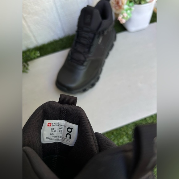 On Cloud Hi Waterproof All Black size 7 NEW
Women
$210 - Picture 15 of 16